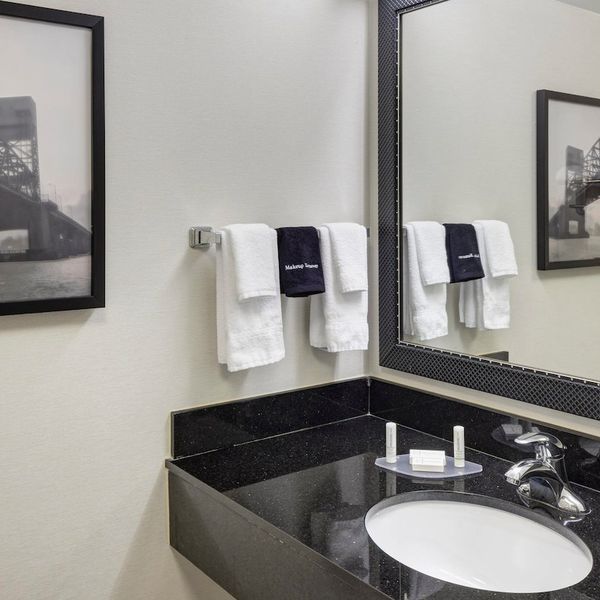 Fairfield Inn - Bathroom