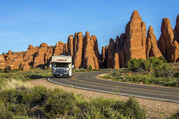 Toeren door Arches National Park met El Monte RV