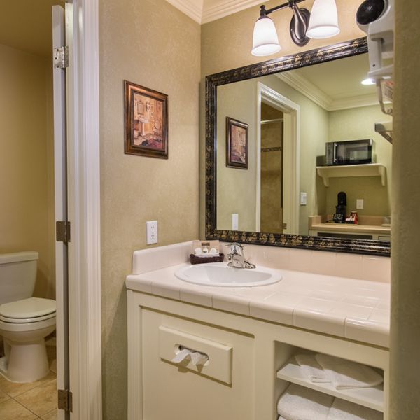 Cambria Pines Lodge Badkamer