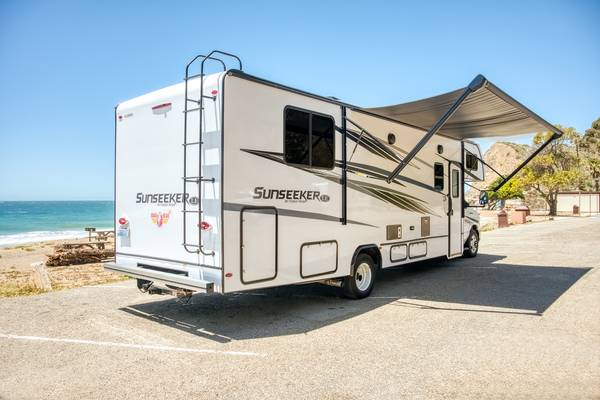 Class_C_(R)_Exterior_rear_exterior_awning_open_Amerika_camperreizen_DoetsReizen