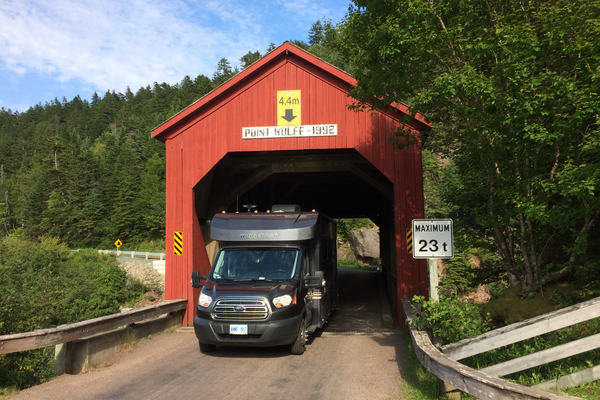 Met de camper door een covered bridge rijden bij Fundy National Park