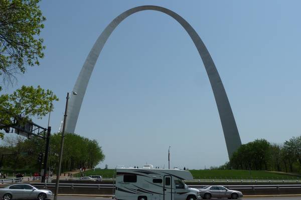 El Monte RV camper met de Gateway Arch in St. Louis op de achtergrond