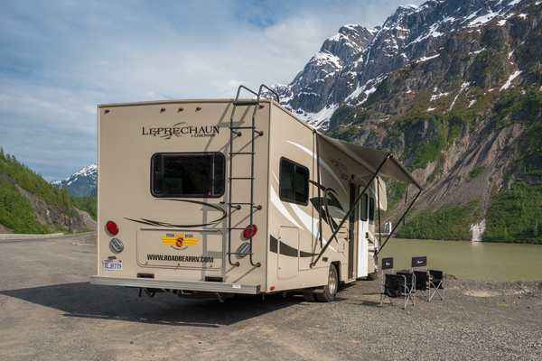 Met de camper genieten van het uitzicht op de Bear Glacier