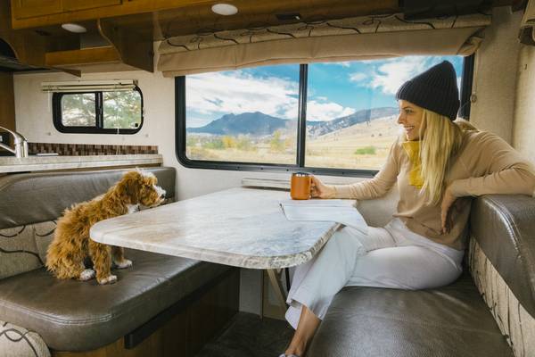 Woman-dog-coffee-table_Amerika_camperreizen_DoetsReizen