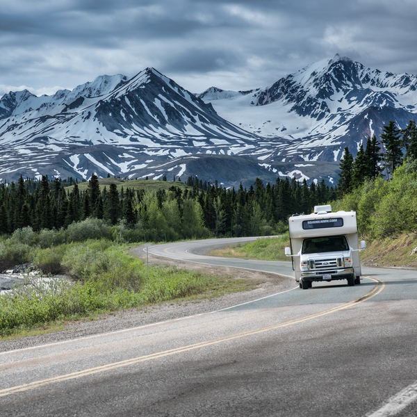 Rijden met de camper door een prachtig landschap