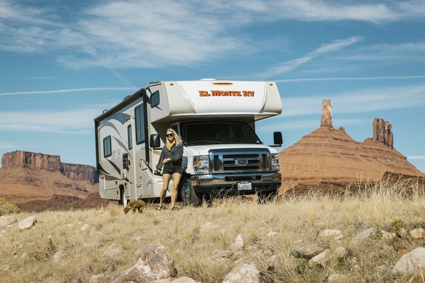 Utah-woman-dog-leash_Amerika_camperreizen_DoetsReizen