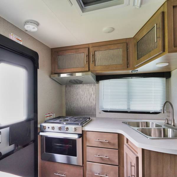 GoNorth_TruckCamper_kitchen_Doets Reizen