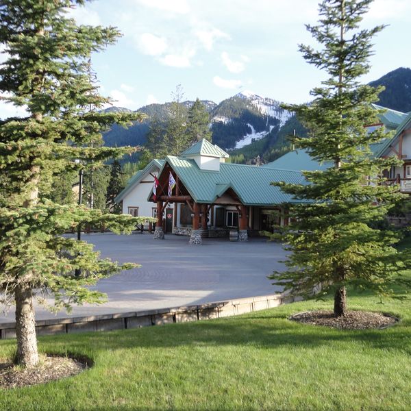 Lizard Creek Lodge - exterior