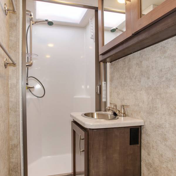 C-Medium Motorhome Four Seasons - camperreizen Canada - Doets Reizen