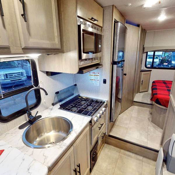 ROF Class C Four Seasons - camperreizen Canada - Doets Reizen