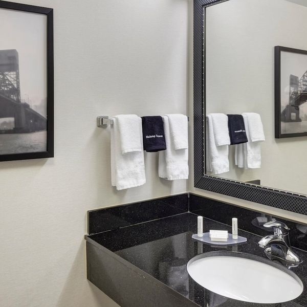 Fairfield Inn - Bathroom