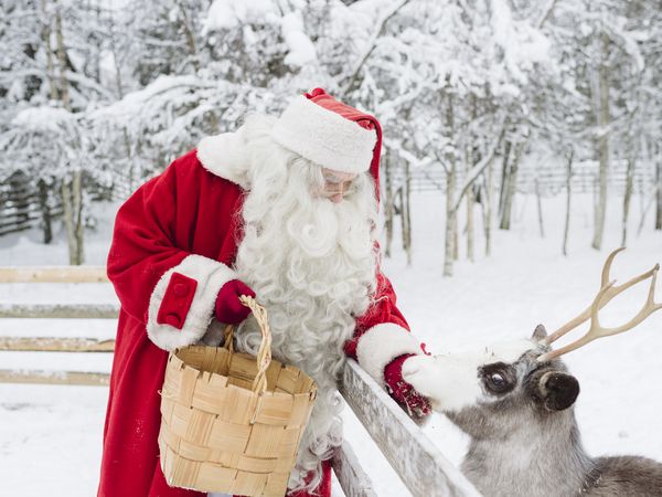 Santa Claus en rendier - Rovaniemi - Lapland - Finland - credits Visit Rovaniemi