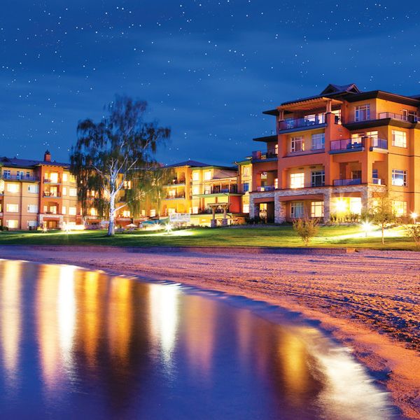 Watermark Beach Resort - buiten nacht