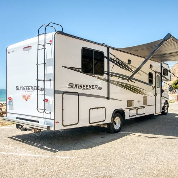 Class_C_(R)_Exterior_rear_exterior_awning_open_Amerika_camperreizen_DoetsReizen