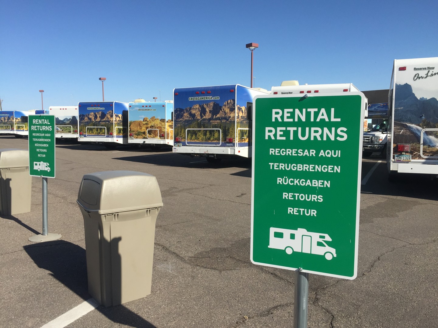 parkeerplaats Cruise America in voorseizoen met heel veel campers!