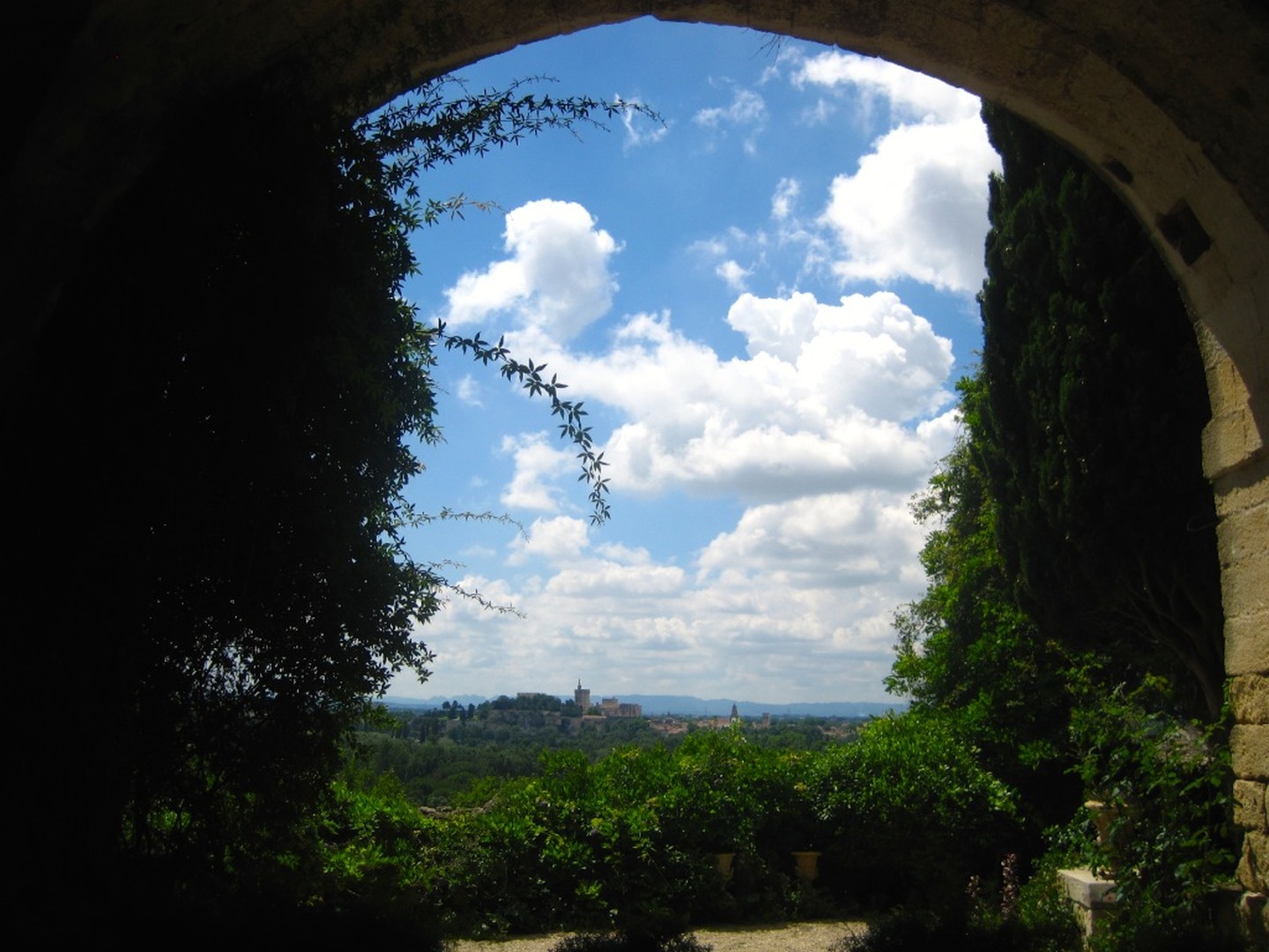 Doorkijk naar Avignon - Avignon - Frankrijk - Reizen Frankrijk - Doets Reizen