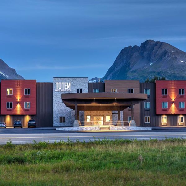 Totem Hotel & Suites - Exterior