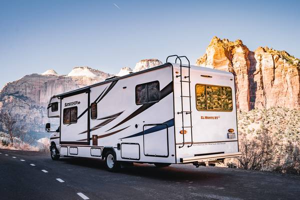 rear_parked_roadside_Amerika_camperreizen_DoetsReizen