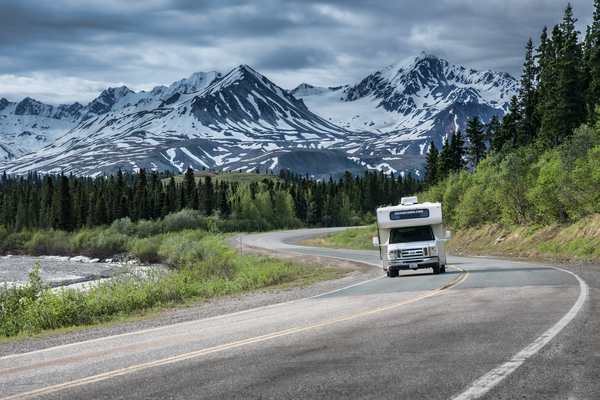 Rijden met de camper door een prachtig landschap