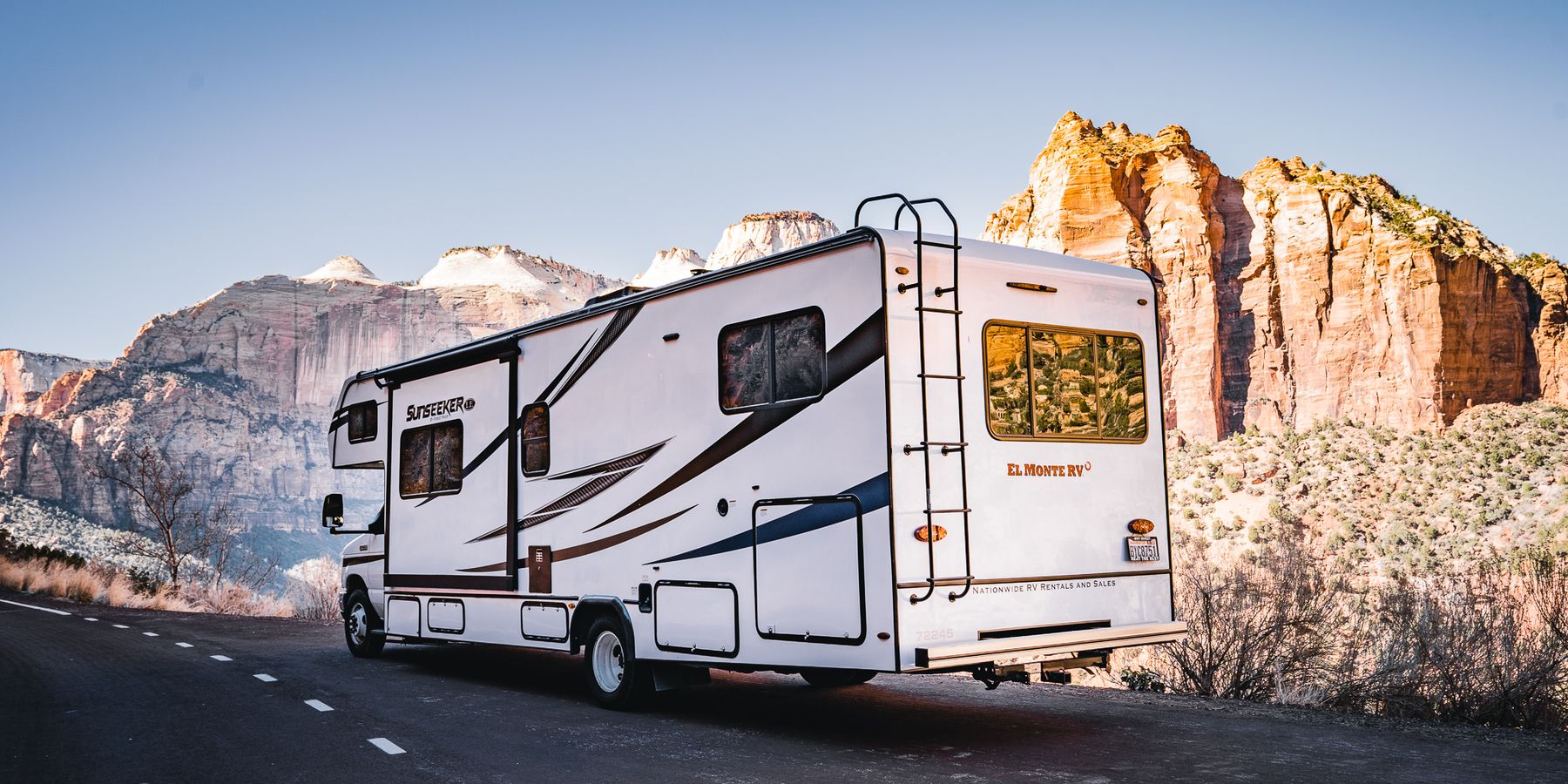 rear_parked_roadside_Amerika_camperreizen_DoetsReizen