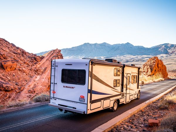 Sunset_driving_Amerika_camperreizen_DoetsReizen