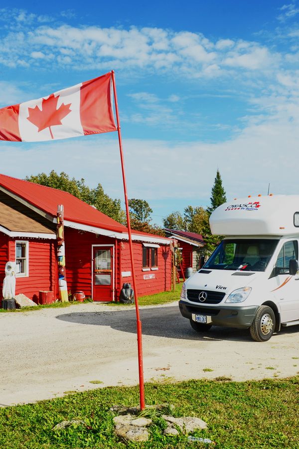 Met de camper van Owasco RV bij de Ten Mile Point Trading Post in Ontario