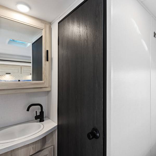 Road Bear SVC - interior - Doets Reizen camperreizen Amerika