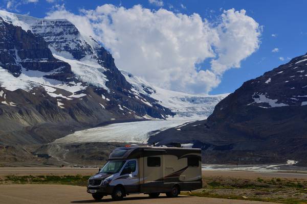 Een tussenstop bij de Athabasca Glacier langs de Icefields Parkway