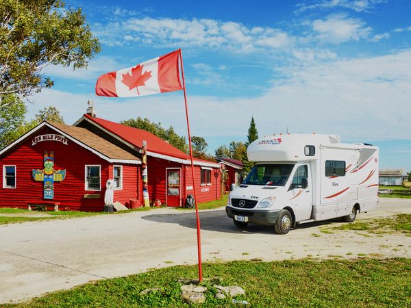 Met de camper van Owasco RV bij de Ten Mile Point Trading Post in Ontario
