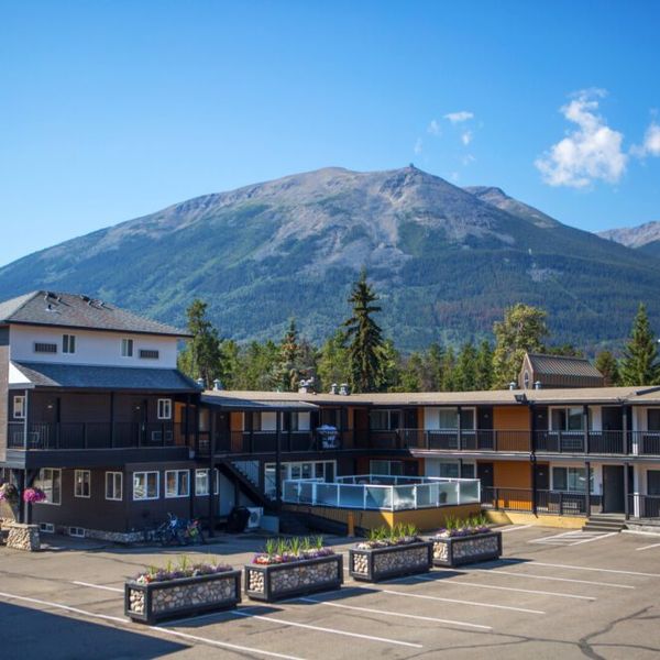 Mount Robson Inn - Exterior