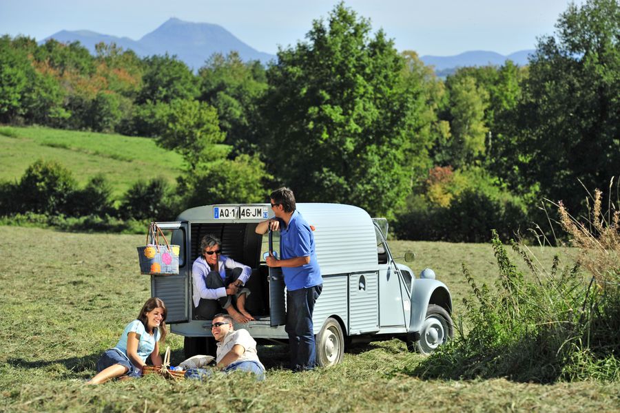 Picknick Puy de Dome Frankrijk - Doets Reizen - credits to Joel Damase Atout France