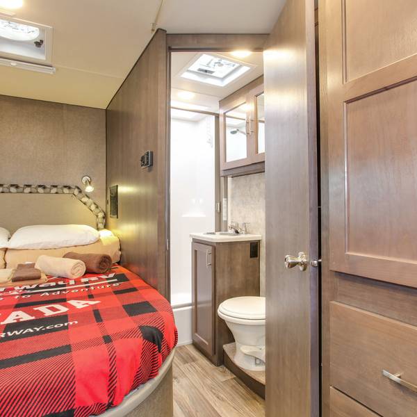 C-Medium Motorhome Four Seasons - camperreizen Canada - Doets Reizen