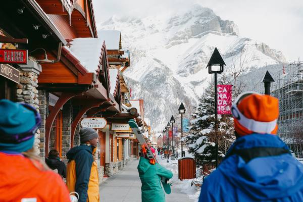 Banff Downtown - Winter - Doets Reizen - Travel Alberta - Mike Seehagel