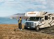 girl-dog-walking-parked-rv-ocean_Amerika_camperreizen_DoetsReizen