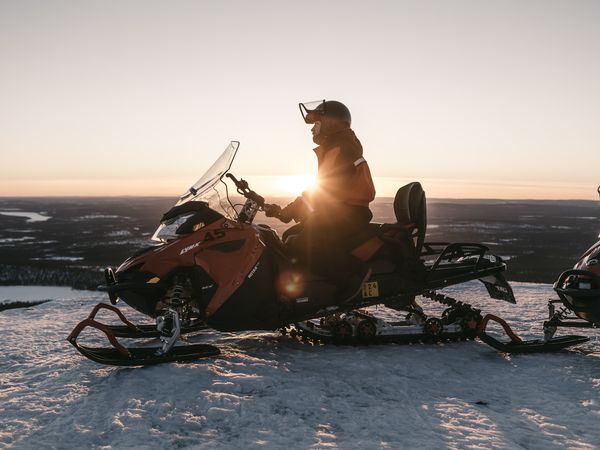Sneeuwscooter - Finland - Doets Reizen - credits Lapland Safari's
