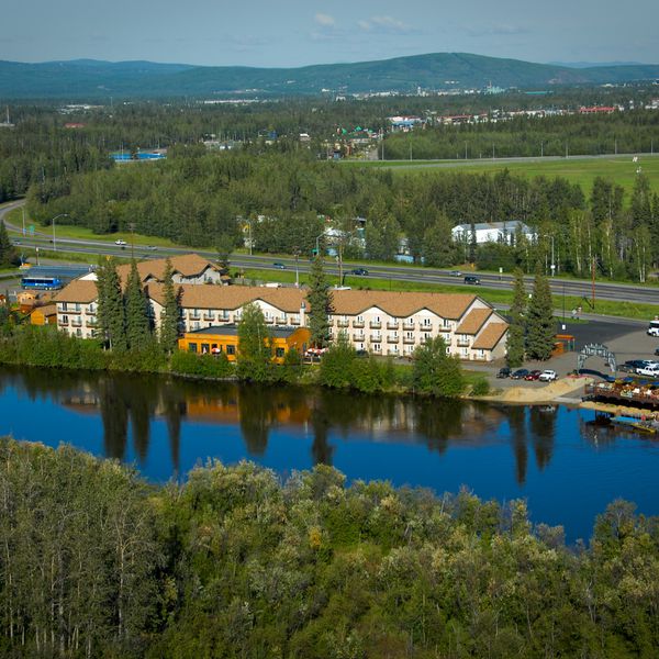 Pike's Waterfront Lodge - exterior