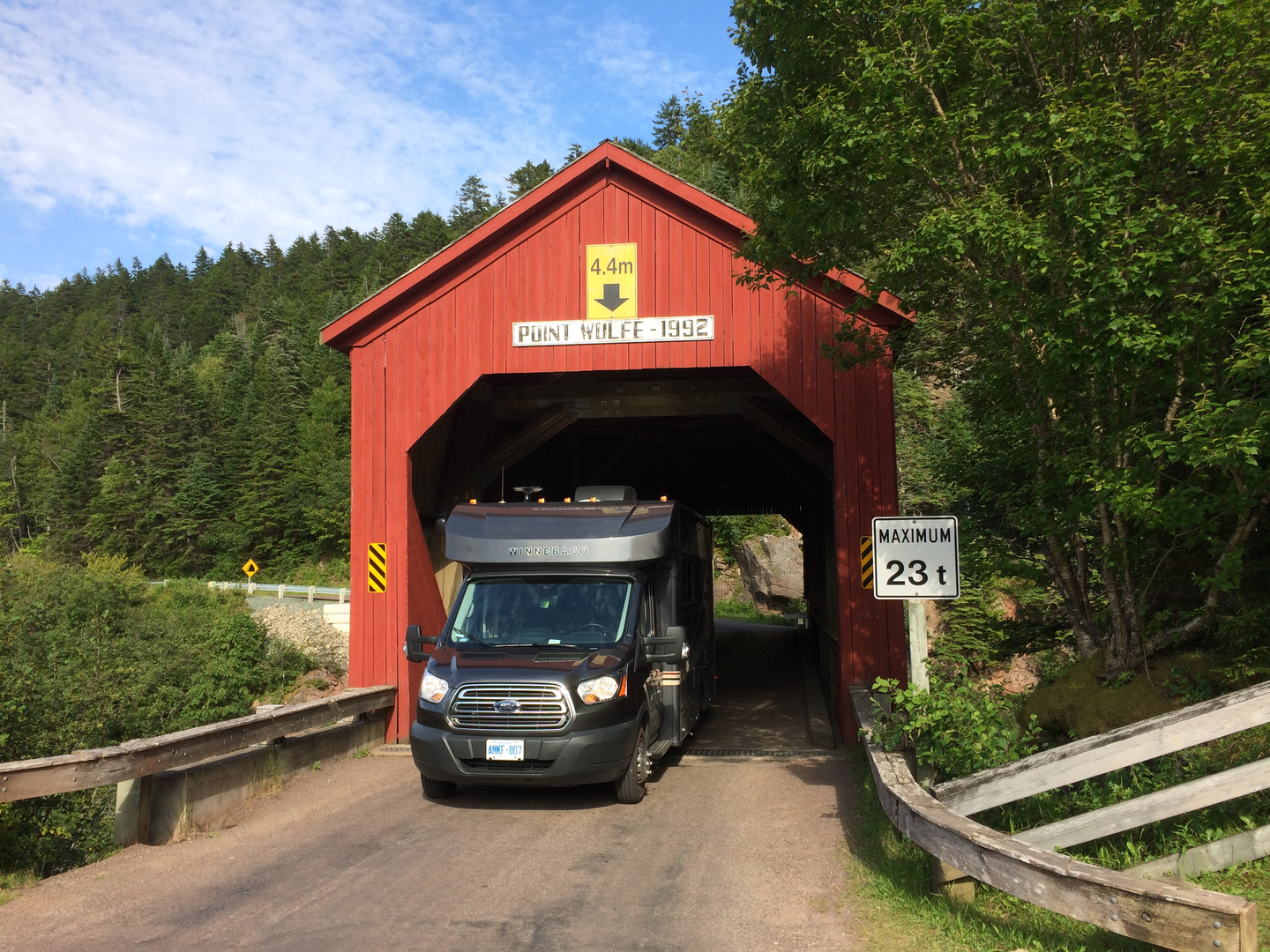 Met de camper door een covered bridge rijden bij Fundy National Park