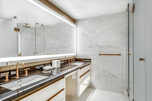 AZUR Legacy - Vancouver - British Columbia - Canada - Doets Reizen - Aquamarine Double Queen