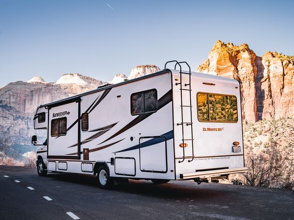 rear_parked_roadside_Amerika_camperreizen_DoetsReizen