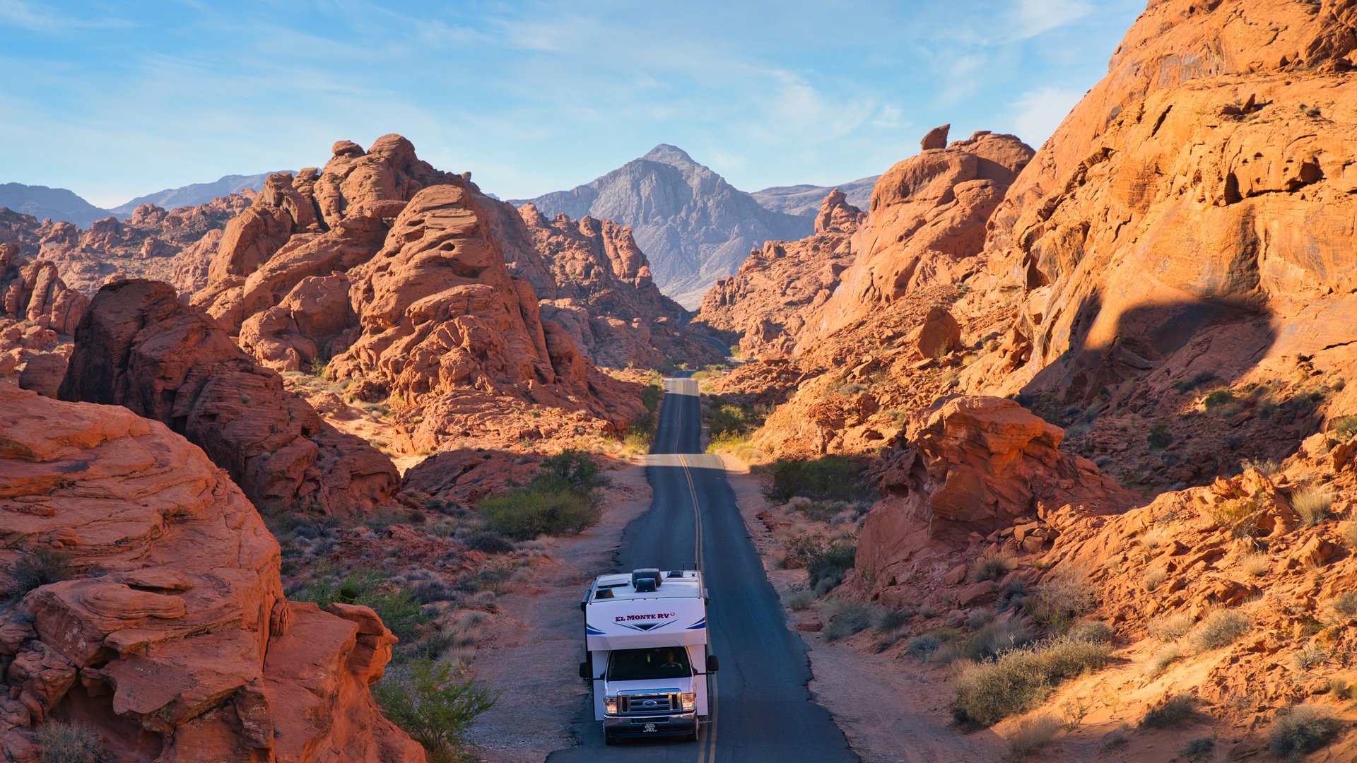 RV-2-lane-highway-Red-Rock-Utah_Amerika_camperreizen_DoetsReizen