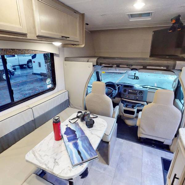 ROF Class C Four Seasons - camperreizen Canada - Doets Reizen