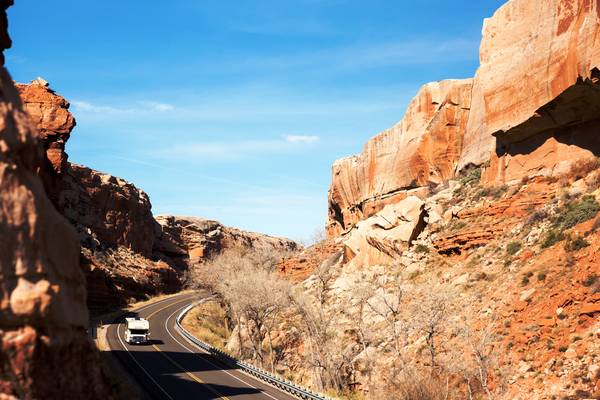 Toeren door een prachtig landschap met de camper