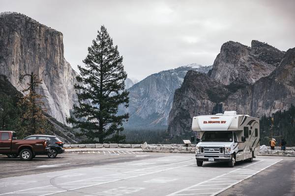 Yosemite-dog-snow El Monte RV - Doets Reizen Amerika camperreizen