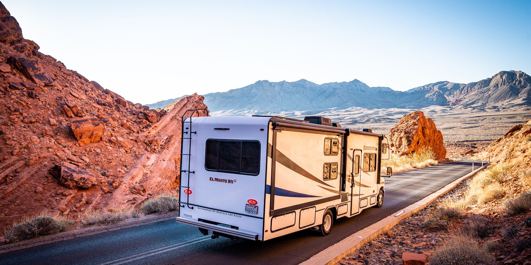 Sunset_driving_Amerika_camperreizen_DoetsReizen