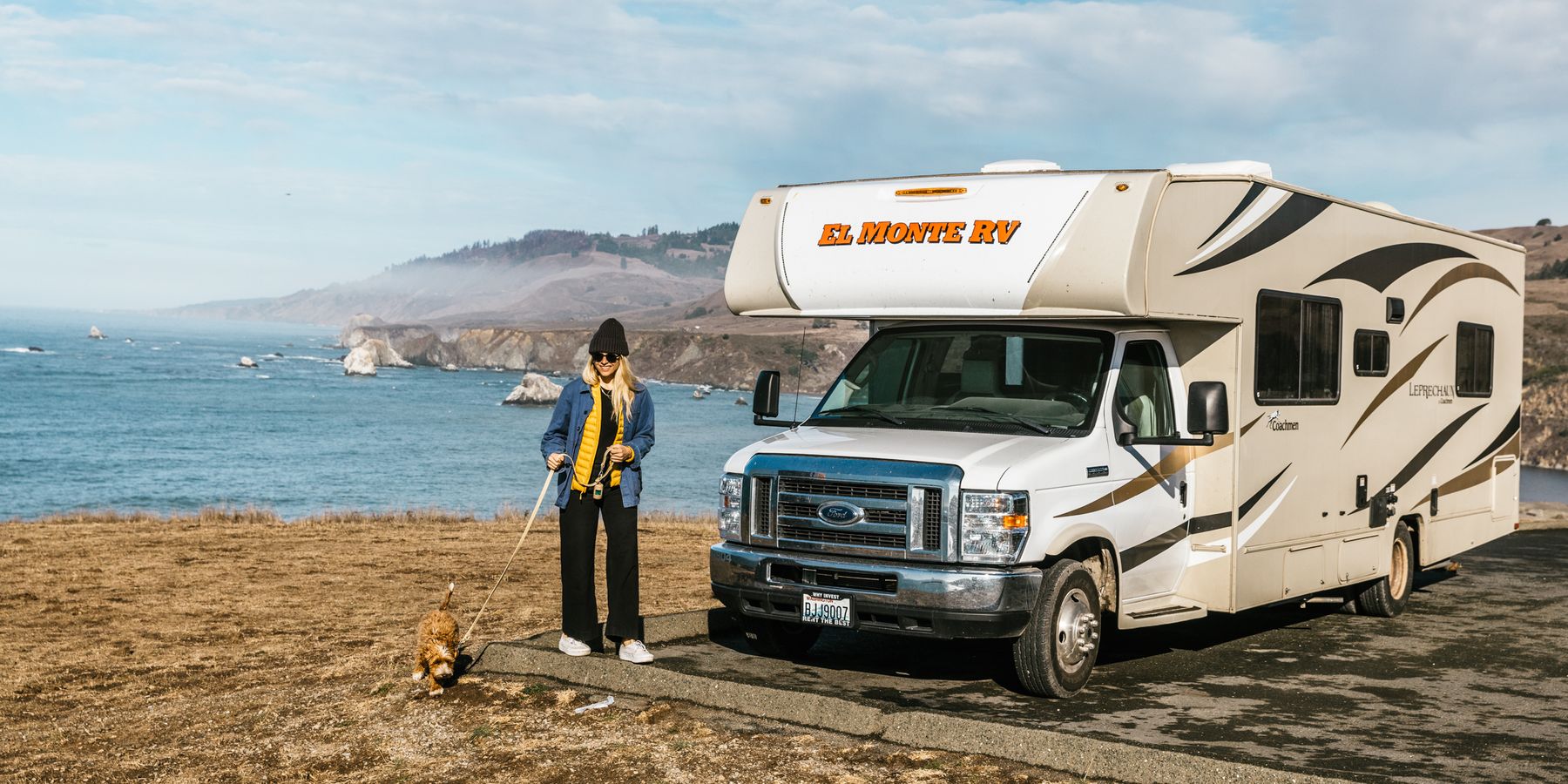 girl-dog-walking-parked-rv-ocean_Amerika_camperreizen_DoetsReizen