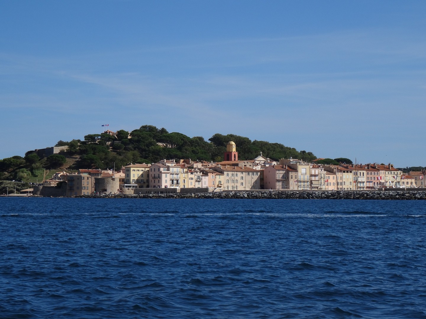 Saint Tropez Doets Reizen afbeelding van Emma Blowers via Pixabay