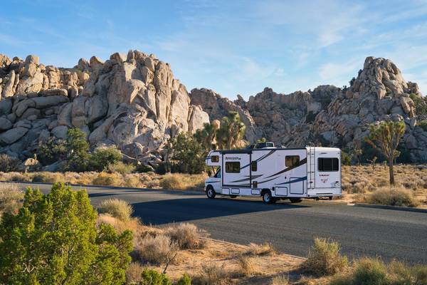 El Monte RV door de Desert Rocks
