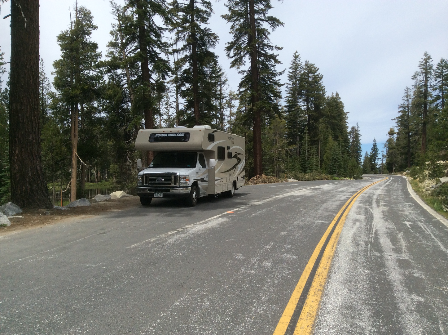 Rijden over de Tioga Pass bij Yosemite National Park