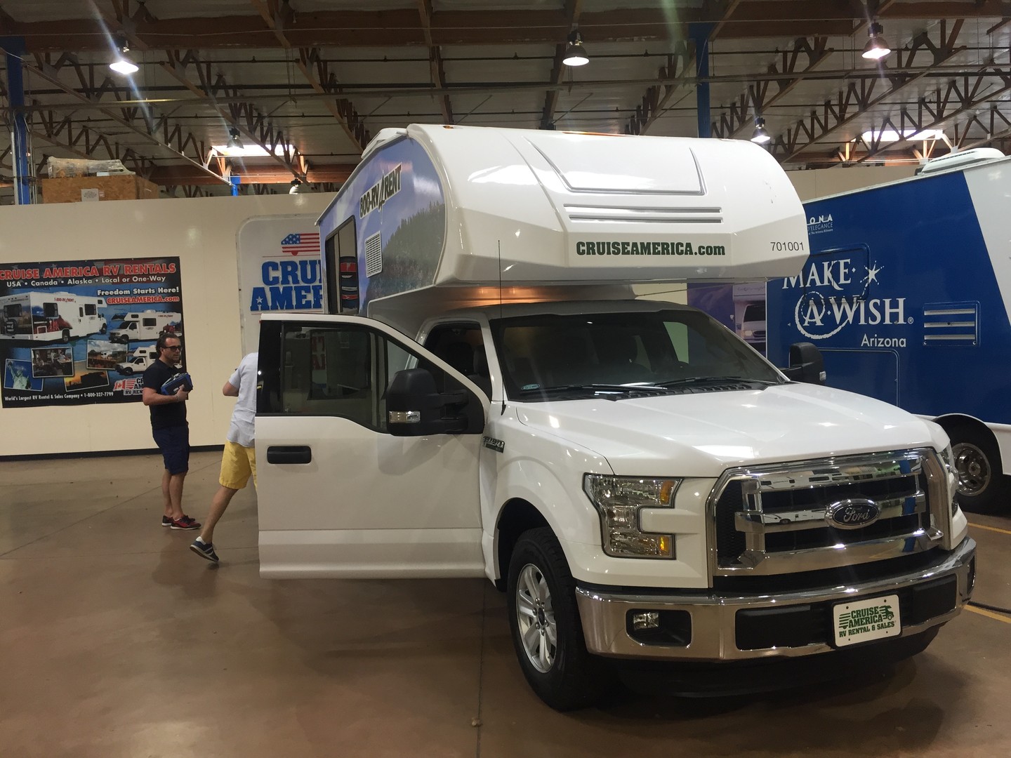 inspectie door Elske Doets op het hoofdkwartier 1 van de campers van Cruise America.