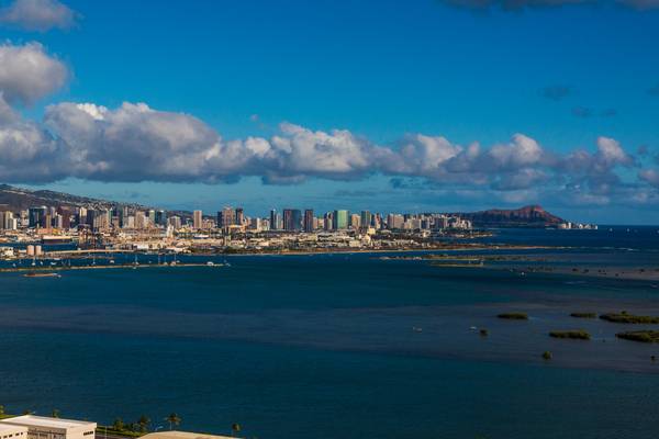 Honolulu vanuit de azuur blauwe zee